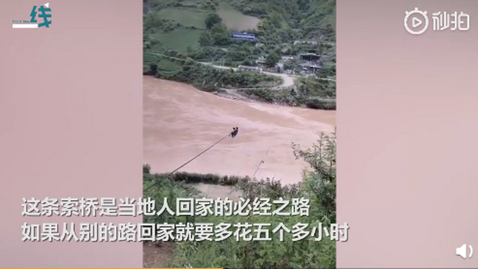 |留守儿童和奶奶划索桥过河上学，网友惊呼不敢直视河流