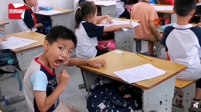 |一年级娃期末考试场面失控，老师眼睛都看不过来，网友很严格：太散漫！