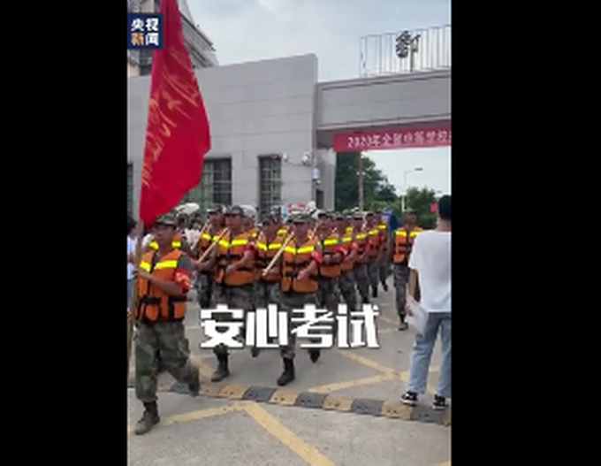 |抗洪战士与考生擦肩而过大声鼓励：安心考试，洪水有我们