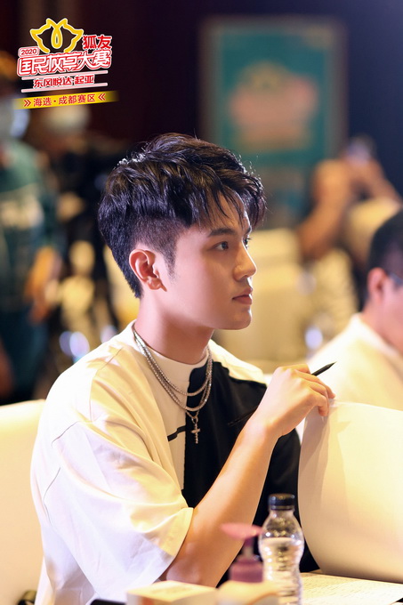 |“狐友国民校草大赛”成都赛区30位选手突围巴蜀帅哥颜值能打才艺出众