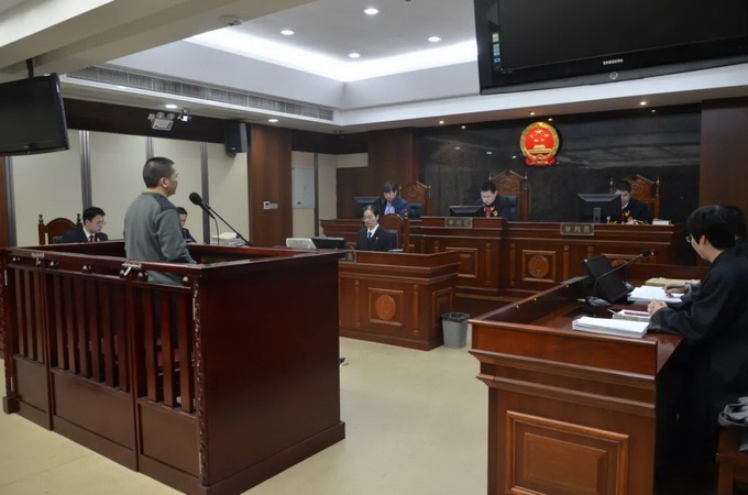 |国有控股公司多人利用职权违规提供帮助，收取“报酬”200余万