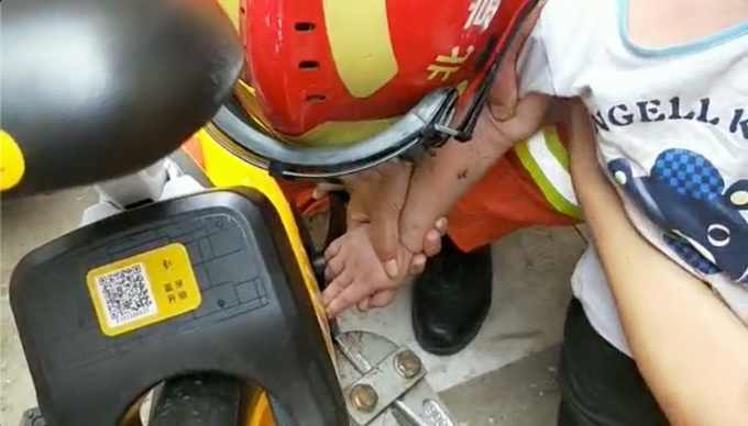 |疼！小男孩手指被共享单车卡住大哭，多亏消防员及时赶到