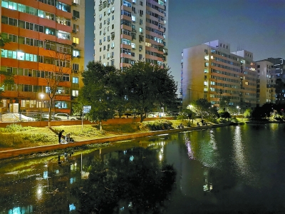 |展览路街道转河南岸年久失修的小区路灯亮起来了