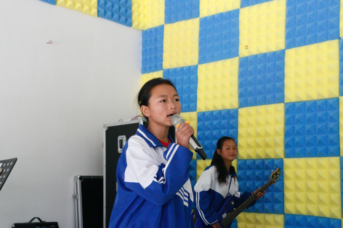 |痛仰乐队探访六盘水山区小学，两代“摇滚人”用音乐点亮梦想