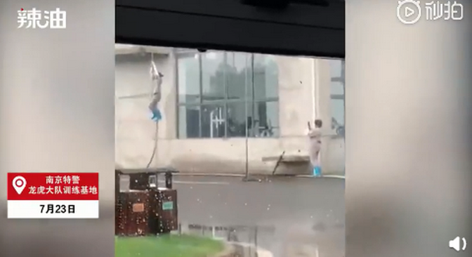 热点|女子轻松爬上攀楼绳，火了！网友：特警基地连保洁阿姨都会功夫