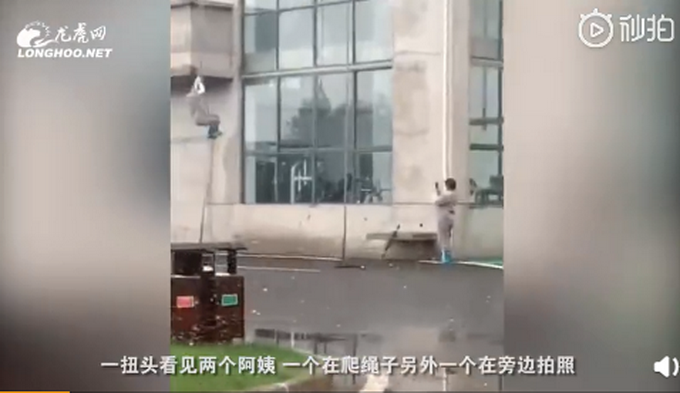 热点|女子轻松爬上攀楼绳，火了！网友：特警基地连保洁阿姨都会功夫