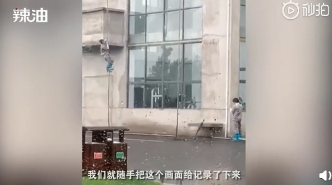 热点|女子轻松爬上攀楼绳，火了！网友：特警基地连保洁阿姨都会功夫