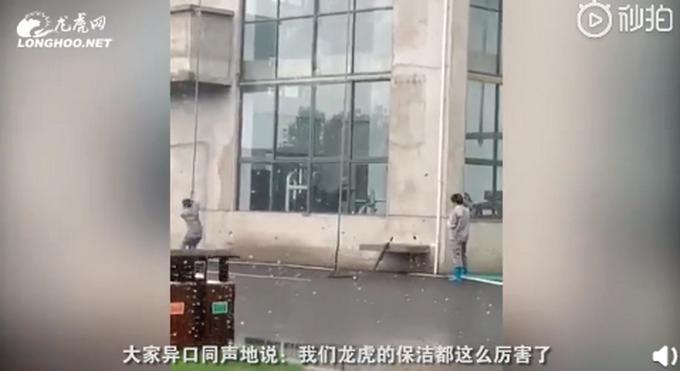 热点|女子轻松爬上攀楼绳，火了！网友：特警基地连保洁阿姨都会功夫