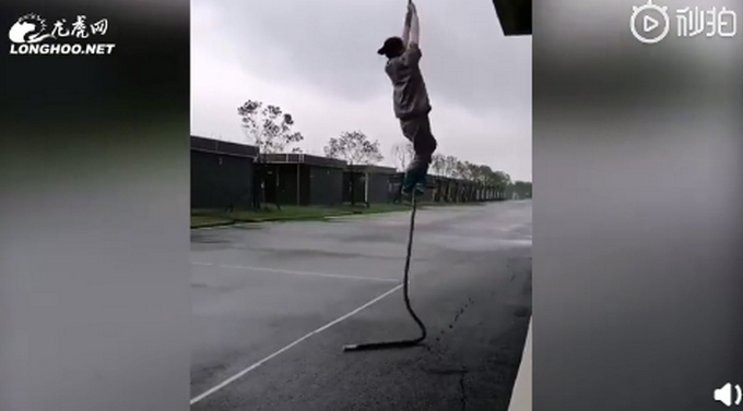 热点|女子轻松爬上攀楼绳，火了！网友：特警基地连保洁阿姨都会功夫