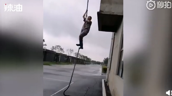 热点|女子轻松爬上攀楼绳，火了！网友：特警基地连保洁阿姨都会功夫