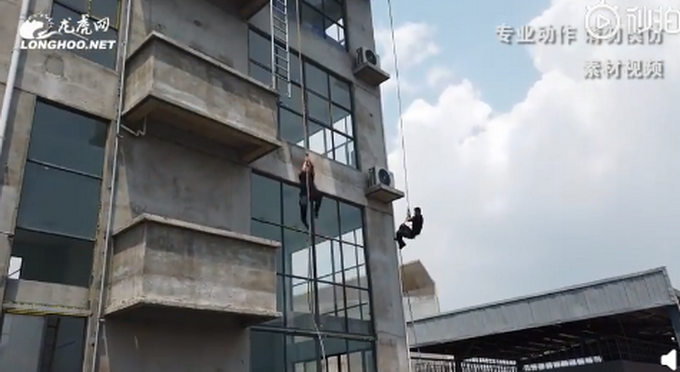 热点|女子轻松爬上攀楼绳，火了！网友：特警基地连保洁阿姨都会功夫