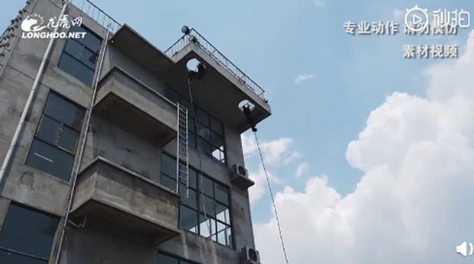 热点|女子轻松爬上攀楼绳，火了！网友：特警基地连保洁阿姨都会功夫