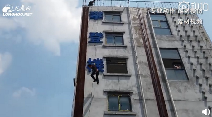 热点|女子轻松爬上攀楼绳，火了！网友：特警基地连保洁阿姨都会功夫
