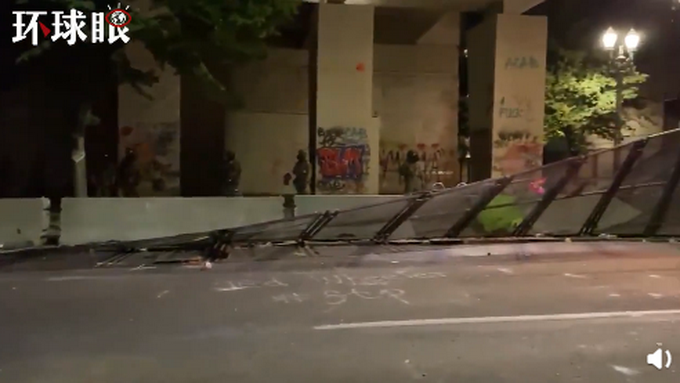 |美国波特兰示威者推倒法院围栏，电锯绳索齐上阵！抗议活动已持续58天