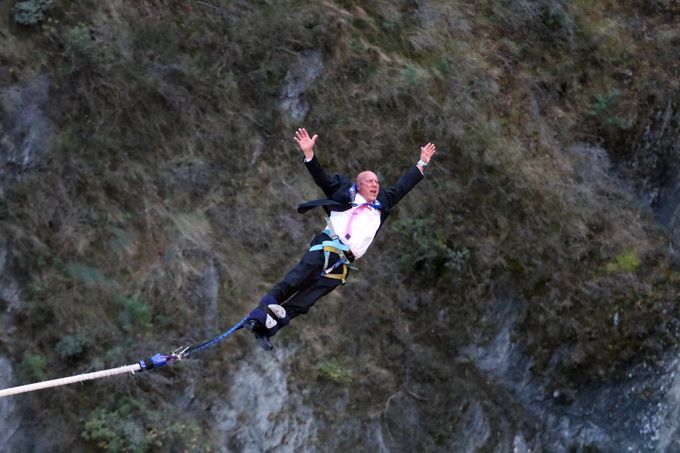 |新西兰市长蹦极助力旅游，巴西总统确诊约3周后转阴