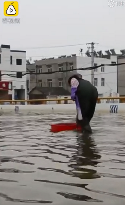 热点|柘皋河水位暴涨！安徽三千年古镇被淹，居民蹚水转运物品