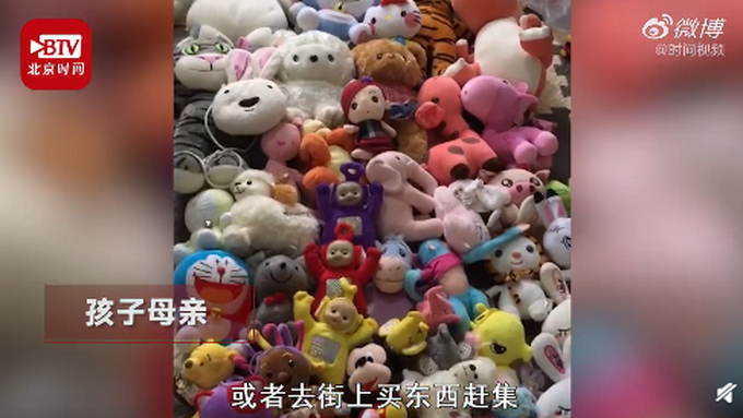 |爷爷进城看孙女背一袋子布娃娃，网友：哭了！想我爷爷了