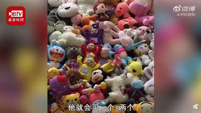 |爷爷进城看孙女背一袋子布娃娃，网友：哭了！想我爷爷了