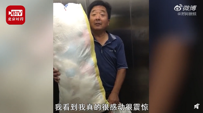 |爷爷进城看孙女背一袋子布娃娃，网友：哭了！想我爷爷了