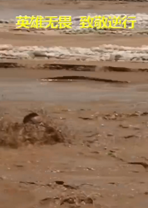 热点|惊险！消防员为救人多次被洪水吞噬，仍奋不顾身游向被困群众