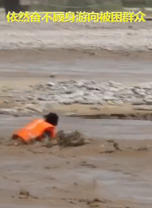 热点|惊险！消防员为救人多次被洪水吞噬，仍奋不顾身游向被困群众