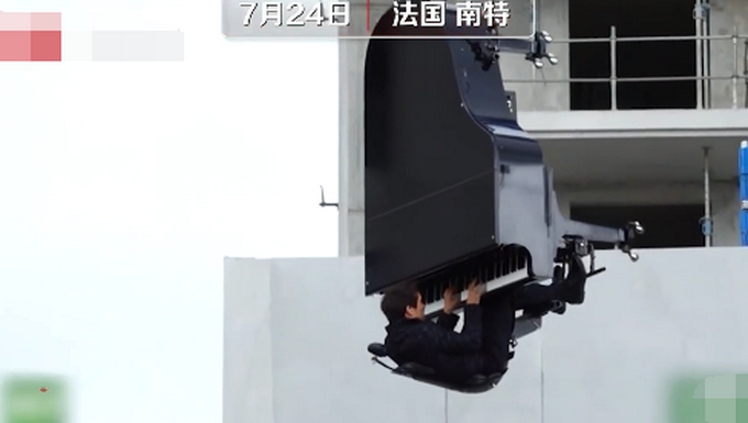 热点|瑞士音乐家40米高空倒吊弹钢琴，网友：就是有点费钢琴师