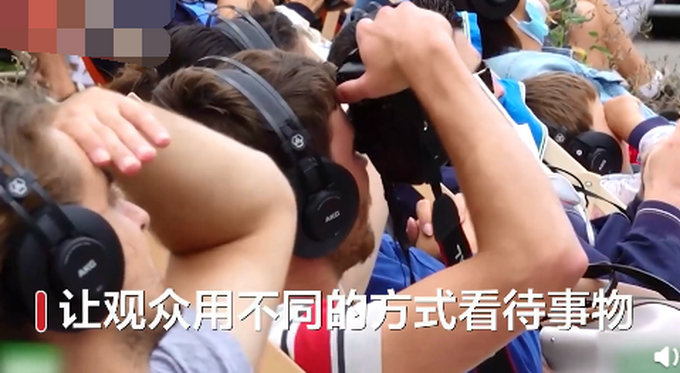 热点|瑞士音乐家40米高空倒吊弹钢琴，网友：就是有点费钢琴师