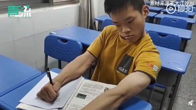 |高考623分的脑瘫少年是怎么学习的？网友看完评论：我命由我不由天