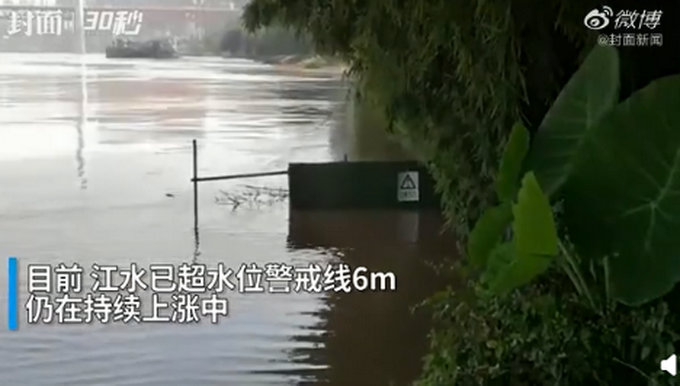 热点|长江第3号洪水过境重庆，南滨路水位越过警戒线6米