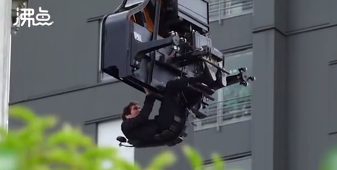 钢琴家|太难了！瑞士钢琴家40米高空倒吊演奏：打破规则和惯例