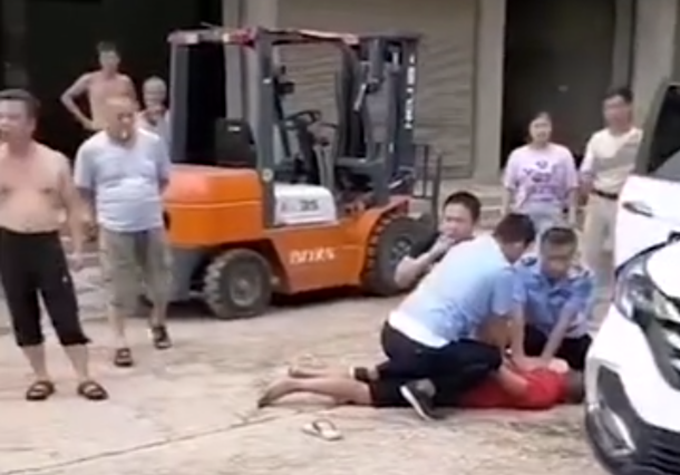 凶杀案|江西一男子因纠纷持棍殴打一女子致死，抓捕现场画面曝光