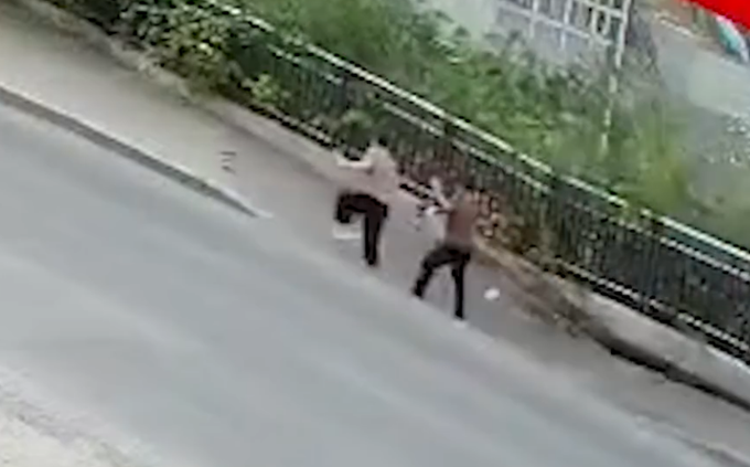 人行道|重庆武隆人行道突然垮塌，两行人掉入坑中受伤，这一幕令人揪心