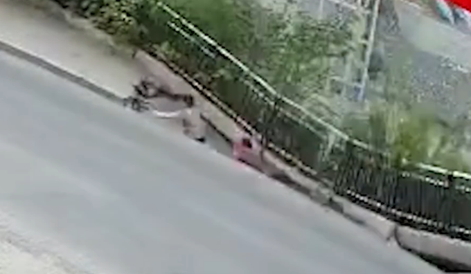 人行道|重庆武隆人行道突然垮塌，两行人掉入坑中受伤，这一幕令人揪心