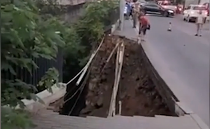 人行道|重庆武隆人行道突然垮塌，两行人掉入坑中受伤，这一幕令人揪心