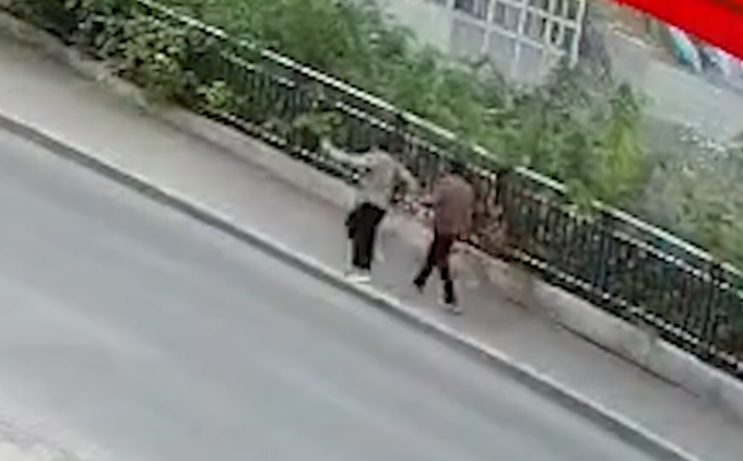 人行道|重庆武隆人行道突然垮塌，两行人掉入坑中受伤，这一幕令人揪心