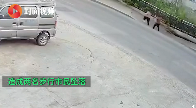 |重庆人行道垮塌行人被吞没，两名市民成功获救，监控录下惊险瞬间