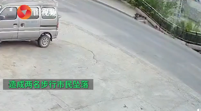 |重庆人行道垮塌行人被吞没，两名市民成功获救，监控录下惊险瞬间