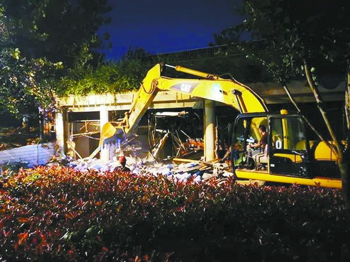 |秦淮河大堤违建餐厅被连夜拆除，水利部、当地纪委监委已介入