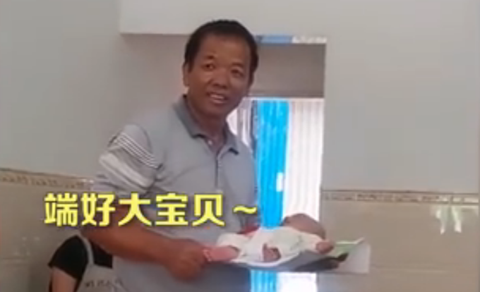 搞笑|爷爷“端菜式”抱娃走红，网友：传说中的“娃娃菜”？