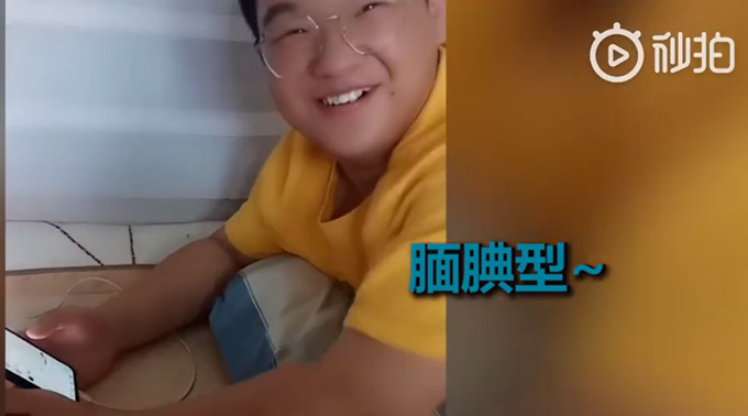 |中考查成绩激动成表情包，有人满床打滚，有人喜极而泣