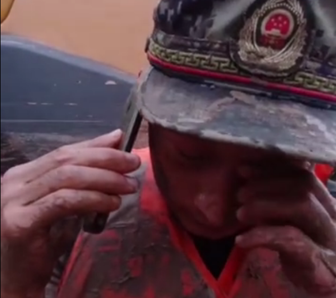 抗洪|抗洪战士骗妈妈说没去抗洪，擦掉泪水挂掉电话，继续投入工作