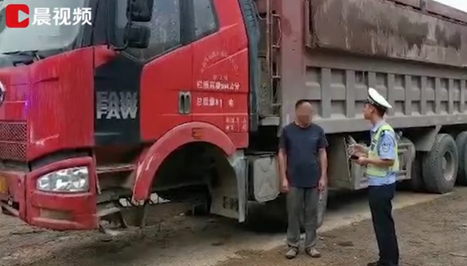 货车|货车两个前轮都没了仍在行驶，司机称凭经验能开，网友：咋拐弯？