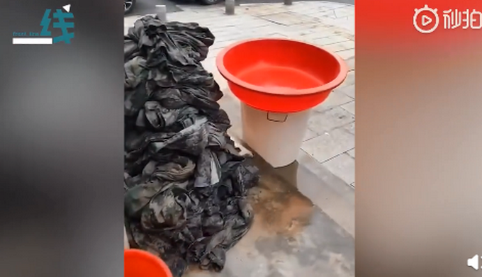 热点|群众自发组织为抗洪战士洗迷彩服，路人纷纷加入！有人还拿来晾衣架