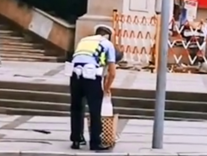 推荐|大爷过马路被交警揪着走，背后故事意外暖心，网友：点赞！