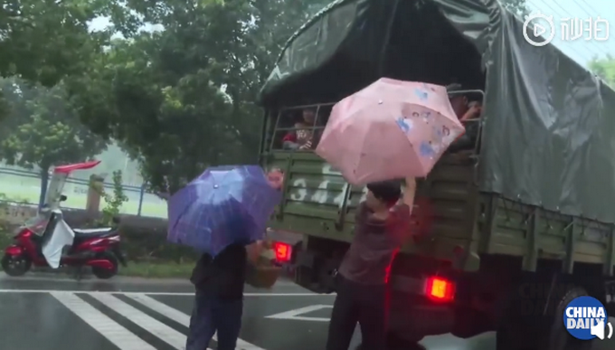 抗洪战士|抗洪战士打扫借宿学校还画了板报，网友：脱掉军装他们是孩子