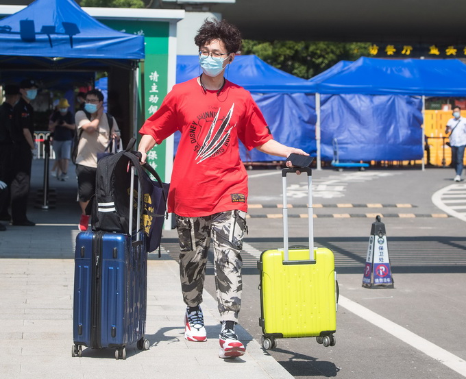 |在京高校新生报到分批分期进行，各高校将利用暑期进行应急处置模拟演练