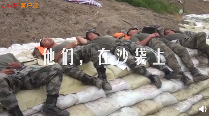 |抗洪一线战士的床让人泪目，石堆、沙袋、堤坝、战友的肩头……