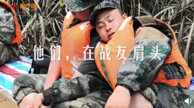 |抗洪一线战士的床让人泪目，石堆、沙袋、堤坝、战友的肩头……