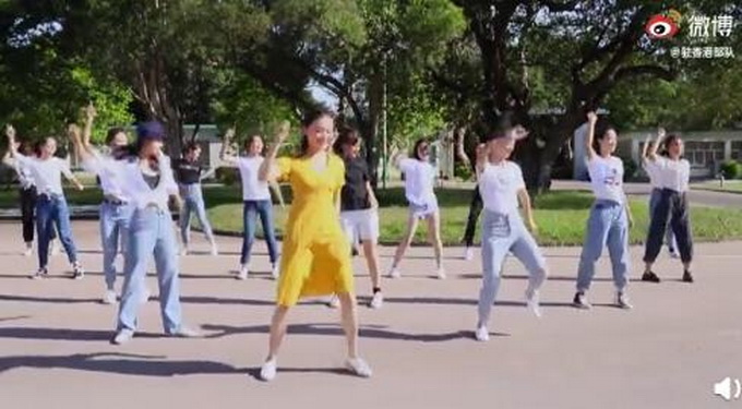 女兵|驻港仪仗女兵版无价之姐来了，网友：起步就震撼，亮相就精彩，太美了