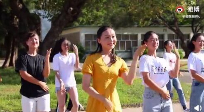 女兵|驻港仪仗女兵版无价之姐来了，网友：起步就震撼，亮相就精彩，太美了